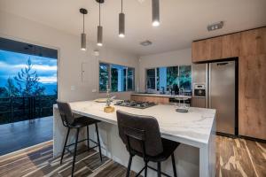 Una cocina o cocineta en Poblado Mansion With Hot Tub & A/C Sleeps 9