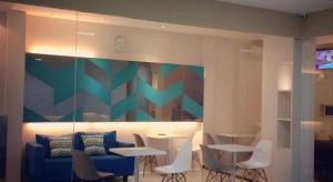 Khu vực ghế ngồi tại Makassar Beach Inn