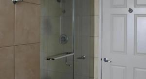 una ducha con una puerta de cristal junto a una puerta blanca en Club 36 Resort by ResortShare, en Las Vegas