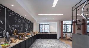 une cuisine avec un mur en tableau noir dans un restaurant dans l'établissement Campanile Hotel Huaibei Yuxi, à Suixi