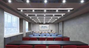 une salle de conférence avec une table et des chaises rouges dans l'établissement Campanile Hotel Huaibei Yuxi, à Suixi