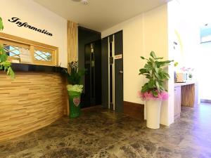 eine Lobby mit zwei Topfpflanzen in einem Gebäude in der Unterkunft Java Hotel in Daejeon