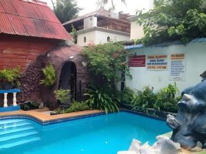 The swimming pool at or close to Chaweng Relax Resort