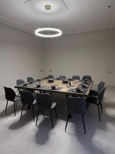 a conference room with a large table and chairs at منتجع دارك in Hail