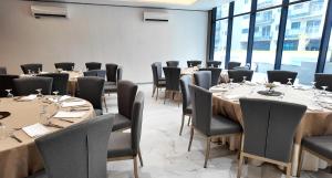 une salle de conférence avec des tables, des chaises et des fenêtres dans l'établissement Savea Bay City Manila, à Manille 17 autres photos