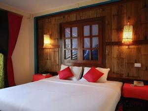 ファンにあるPhumanee Home Hotelのベッドルーム(白いベッド、赤い枕付) +147枚の写真