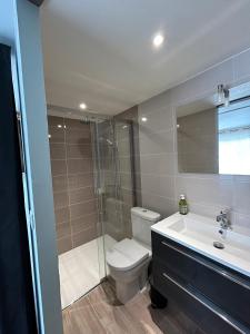 Un baño con inodoro, ducha y lavabo. en Nid Douillet, en Néant-sur-Yvel