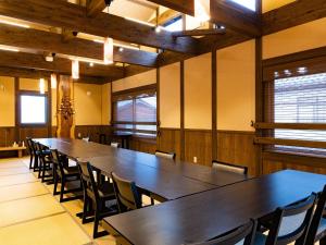 una sala de conferencias con una mesa larga y sillas en Kurosakisou, en Miyazu
