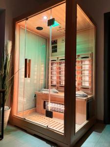 una vitrina de cristal en una habitación en AmurResidence S46 Sauna -parcare privata- 3 camere, en Iaşi