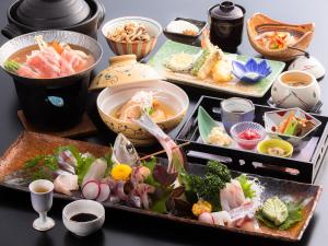 una mesa cubierta con diferentes tipos de alimentos en Kurosakisou, en Miyazu