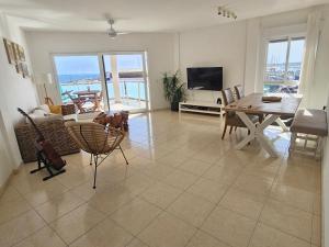 TV a/nebo společenská místnost v ubytování Amazing ocean view apartment