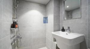 釜山にあるHotel Elephantの洗面台と鏡のある白いバスルーム