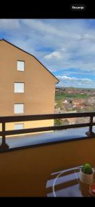 ein Balkon mit einem Tisch und Blick auf ein Gebäude in der Unterkunft Maja 2 in Ruma
