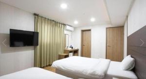 Postel nebo postele na pokoji v ubytování CJ Tourist Hotel