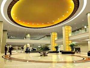 a lobby of a hotel with a large ceiling at Foshan Nanhai Huifeng Holiday Hotel in Songgang +239 photos