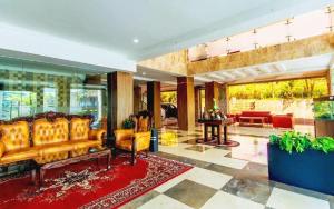 チウィデイにあるAlbis Hotelのリビングルーム(ソファ、赤い敷物付) +73枚の写真