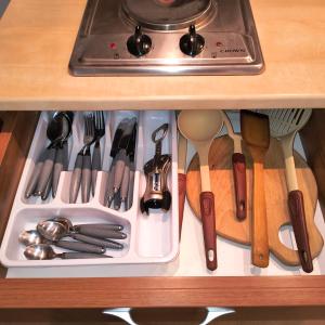 eine Schublade in einem Schrank, gefüllt mit Küchenutensilien in der Unterkunft Ski view suite Emerald Bansko in Bansko