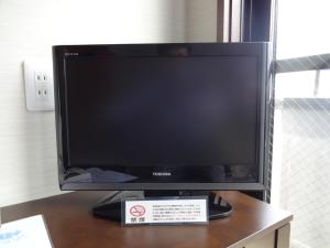 ein Computermonitor auf einem Tisch in der Unterkunft Kusatsu onsen Futabaya in Kusatsu + 22 Fotos