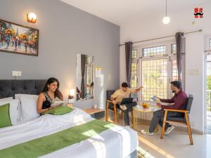 a group of people sitting around a bed in a room at Moustache Bir in Bīr