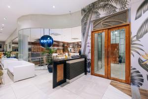 Solea Seaview Resort في ماكتان: ردهة متجر مع مقهى