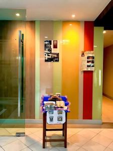 Ban Nam KhongにあるHuern Che Ta One Hotelの部屋のテーブルと明るい色の壁