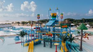 Solea Seaview Resort في ماكتان: حمام سباحة مع حديقة مائية مع زلاجة مائية