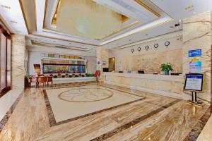un hall d'un hôtel avec une réception dans l'établissement Zhonglian Harbor Hotel, à Shanwei