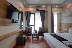 Μια τηλεόραση ή/και κέντρο ψυχαγωγίας στο Hotel Riddhi Siddhi Vile Parle