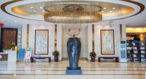 un magasin avec un grand vase au milieu d'un hall dans l'établissement Kunming Wenhui Hotel, à Kunming