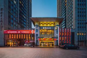 un gran edificio en una ciudad con edificios altos en Dandong Xin An Dong Hotel, en Dandong