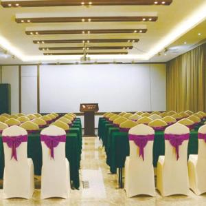 une salle de conférence avec des rangées de tables et de chaises dans l'établissement Zhuhai Golden Gulf Golf Glub, à Huang-lü-pei