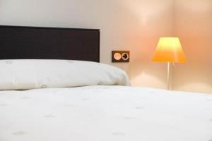 Ένα ή περισσότερα κρεβάτια σε δωμάτιο στο Archybal Apartamentos Turísticos y Suites