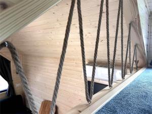 un columpio de cuerda en una casa diminuta en Ridge Hill X by Tiny Away, en Wilmington