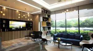 un salon avec un canapé bleu et des chaises dans l'établissement City Comfort Inn Wuhan Huangpu, à Wuhan