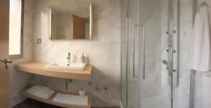 Ένα μπάνιο στο Archybal Apartamentos Turísticos y Suites +51 φωτογραφίες
