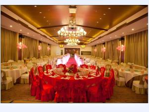 a large banquet hall with red tables and chairs at Yi Yuan Xuan Yu Hotel in Sanya +242 photos