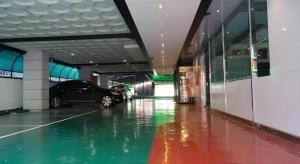 SandwiにあるNabiya Hotelの建物内駐車場に駐車した車