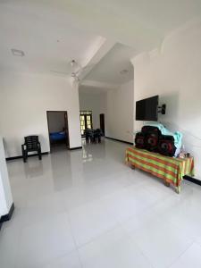 TV a/nebo společenská místnost v ubytování Diyaluma Villa Resort