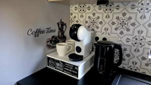 a coffee machine on a shelf with cups on it at Domek z widokiem Wilczy Jar in Jarnołtówek