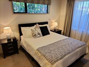 Ένα ή περισσότερα κρεβάτια σε δωμάτιο στο Two Totara Townhouse 3 Bedroom