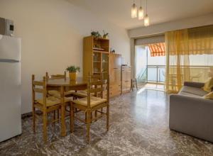 - une cuisine et une salle à manger avec une table et un canapé dans l'établissement Fronte mare-Free parking-ideale inverno-wi fi, à Menton