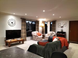 Μια τηλεόραση ή/και κέντρο ψυχαγωγίας στο Two Totara Townhouse 3 Bedroom