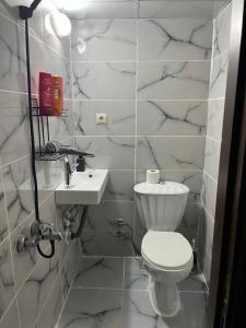 Et badeværelse på EMKA historic boutique stone house