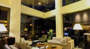 una sala de estar con sofás y mesas en un edificio en Home Crest Hotel, en Sanghay