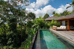 uma piscina no quintal de uma villa em Kappa Senses Ubud em Ubud