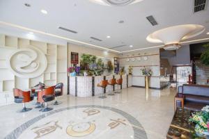 un hall avec des chaises et un bar dans un bâtiment dans l'établissement yiantaisheng hotel co ltd, à Wangsiying