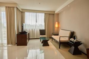 un salon avec un canapé et une chaise dans l'établissement Tara Mantra Cha-Am Resort, à Cha Am