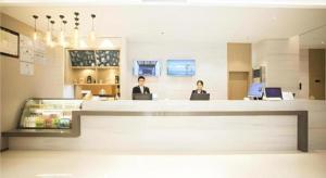 2 personnes assises au comptoir d'un restaurant dans l'établissement City Comfort Inn Baise Uprising Memorial Park Laiyu, à Qitang