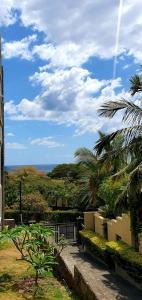 uitzicht op de oceaan vanuit een huis bij Les Vues de Monte Carlos in Tamarin +6 foto's