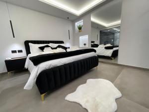 Una cama o camas en una habitación de Coco Noir Luxury Villa 108 fotos más